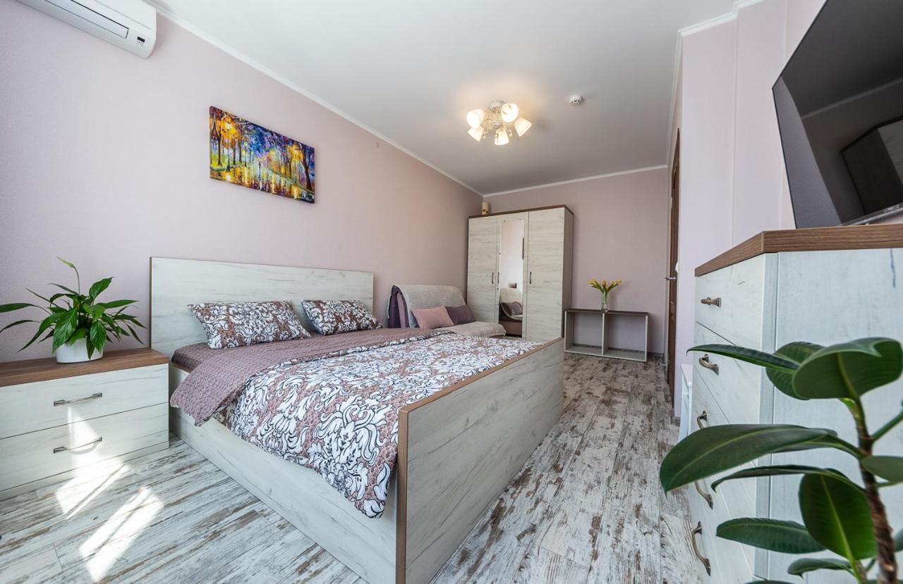 1-ком в новом доме возле метро осокорки Apartment *