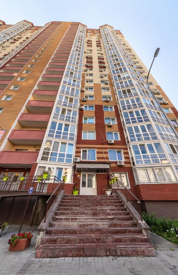 1-ком в новом доме возле метро осокорки Apartment Kyiv
